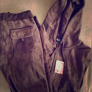 Anna’s Fashion velour sweatsuit